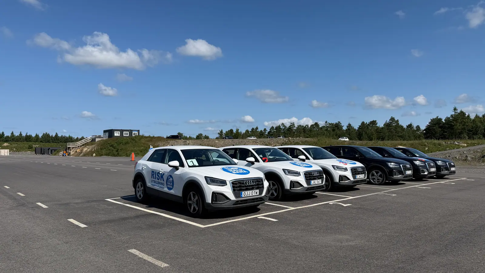 Utbildningsbilar uppställda på Landvetter Halkbana